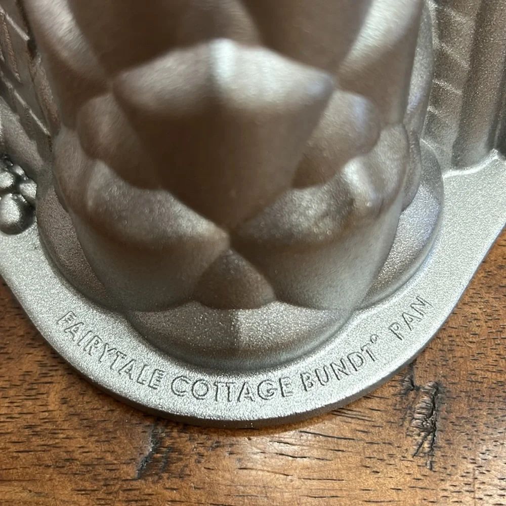 Nordic Ware Fairytale Cottage Bundt Pan. Excellent Condition